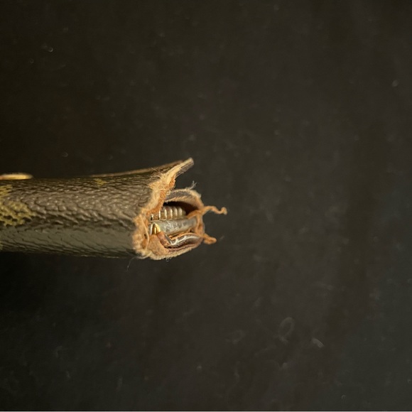 Louis Vuitton 6 Key Holder - Picture 7 of 12